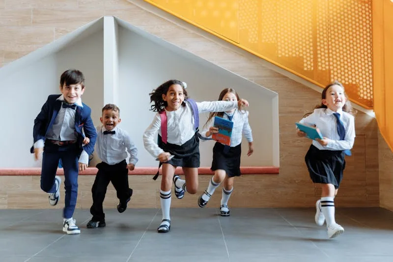 Enthousiaste schoolkinderen rennen door de gang