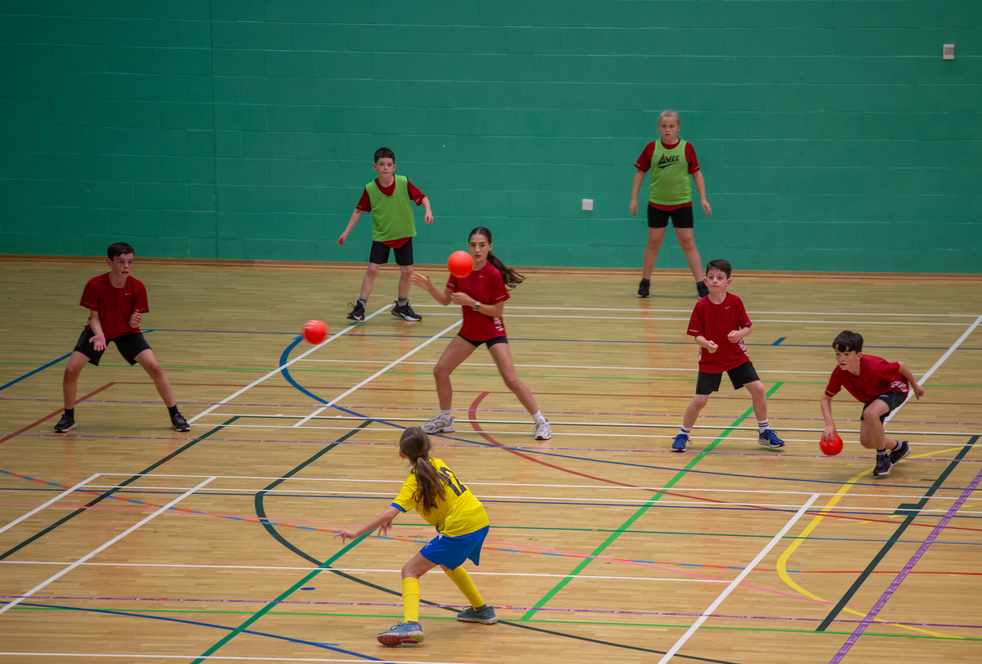Tieners spelen dodgeball in de sporthal