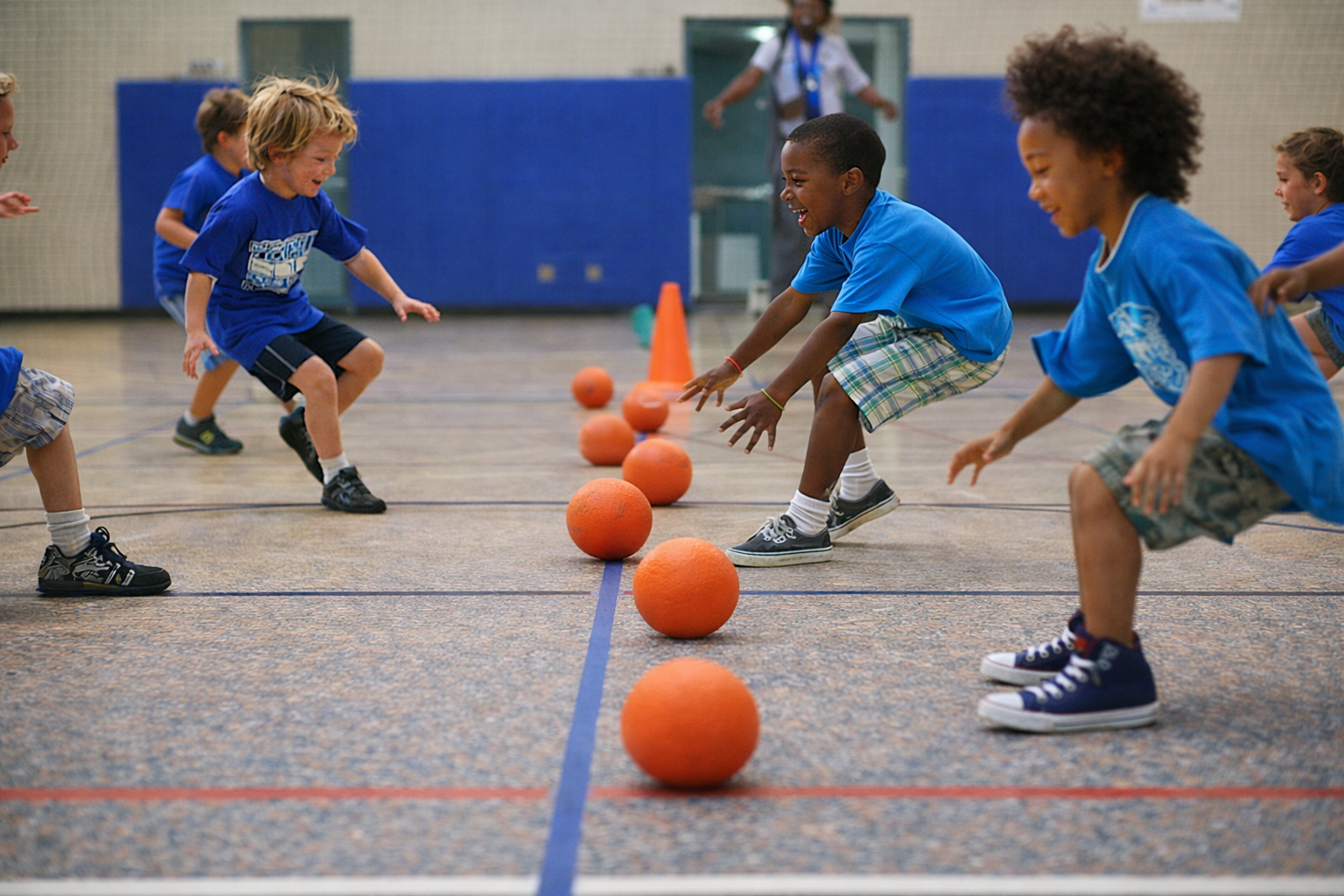 Kinderen rennen naar dodgeballs op de gymvloer