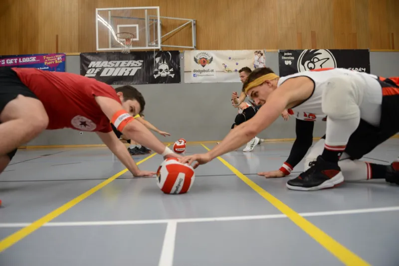 Kinderen spelen touwtrekken in de gymzaal