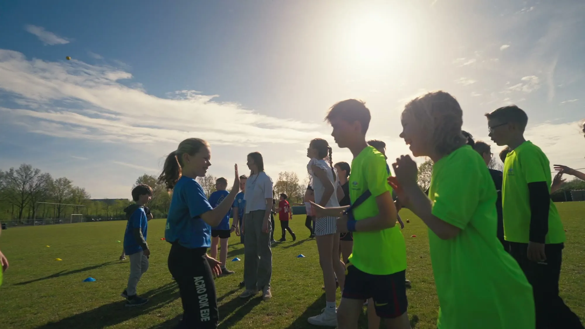 Kinderen geven elkaar een high five tijdens dodgeball