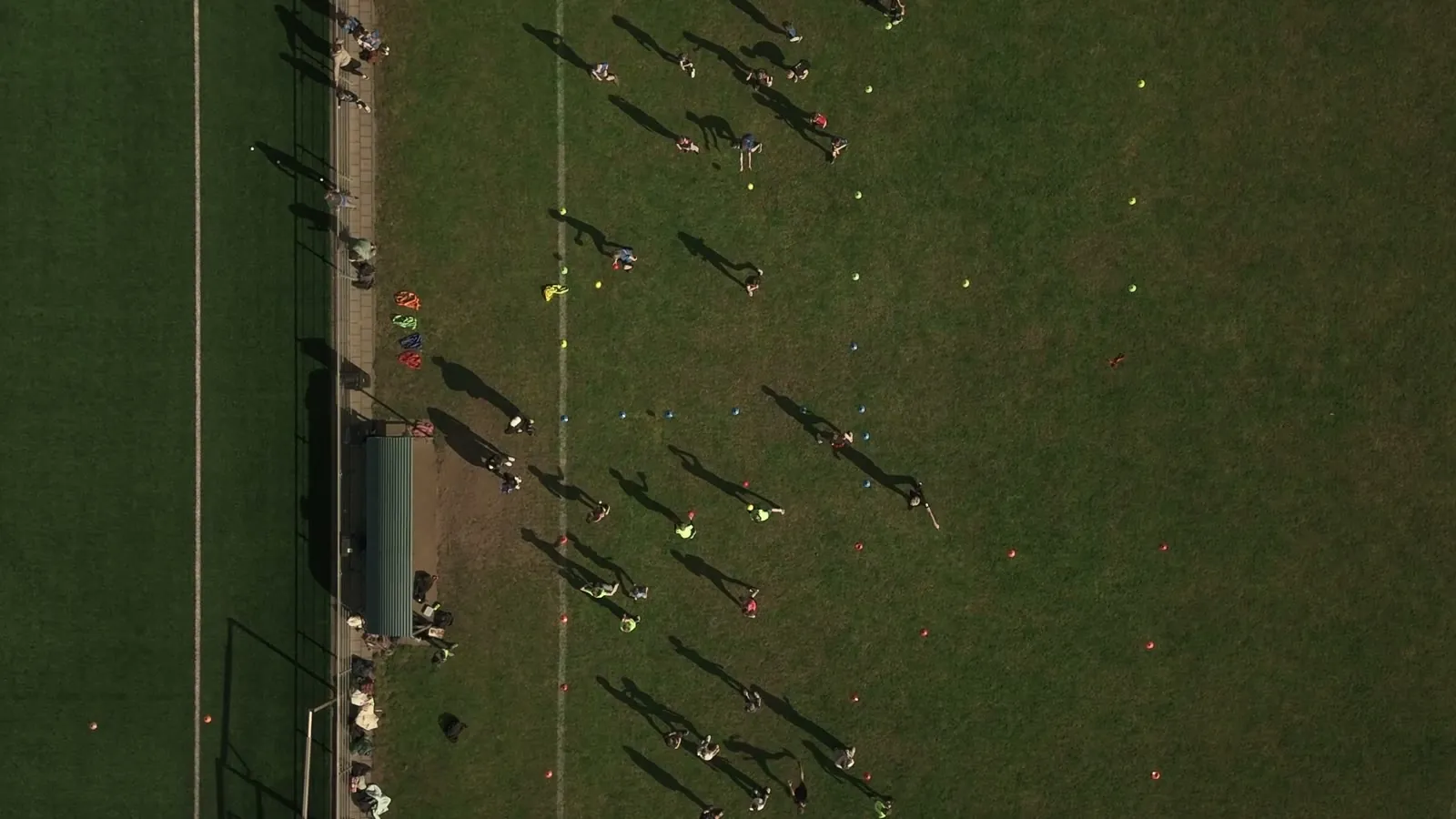 Dronebeeld van het dodgeball-event met honderden kinderen