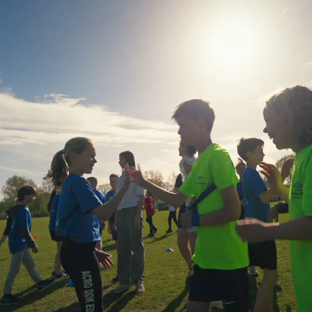 Trainer begeleidt kinderen tijdens dodgeball